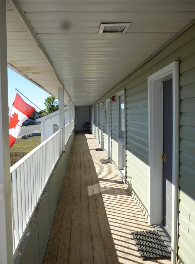 Wheel Inn Motel New Liskeard Экстерьер фото