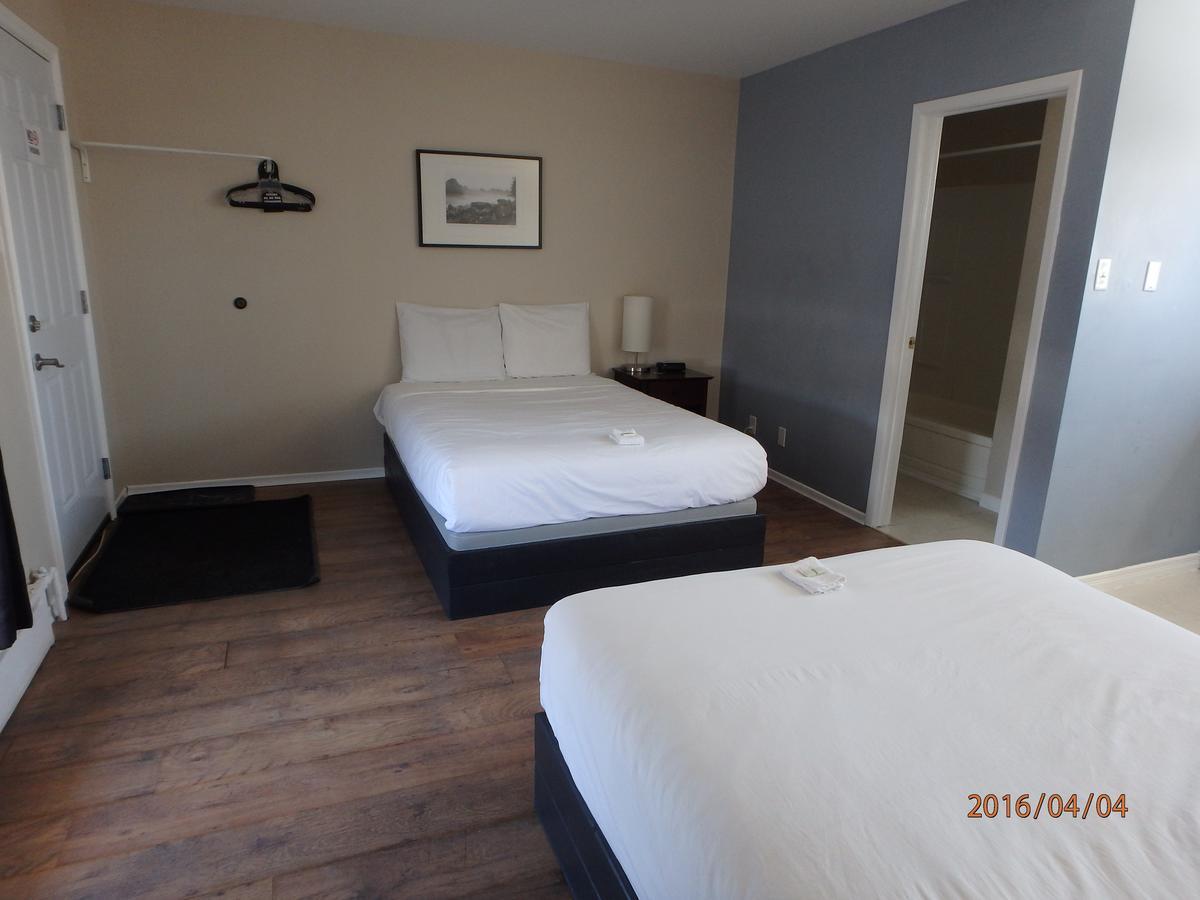 Wheel Inn Motel New Liskeard Экстерьер фото