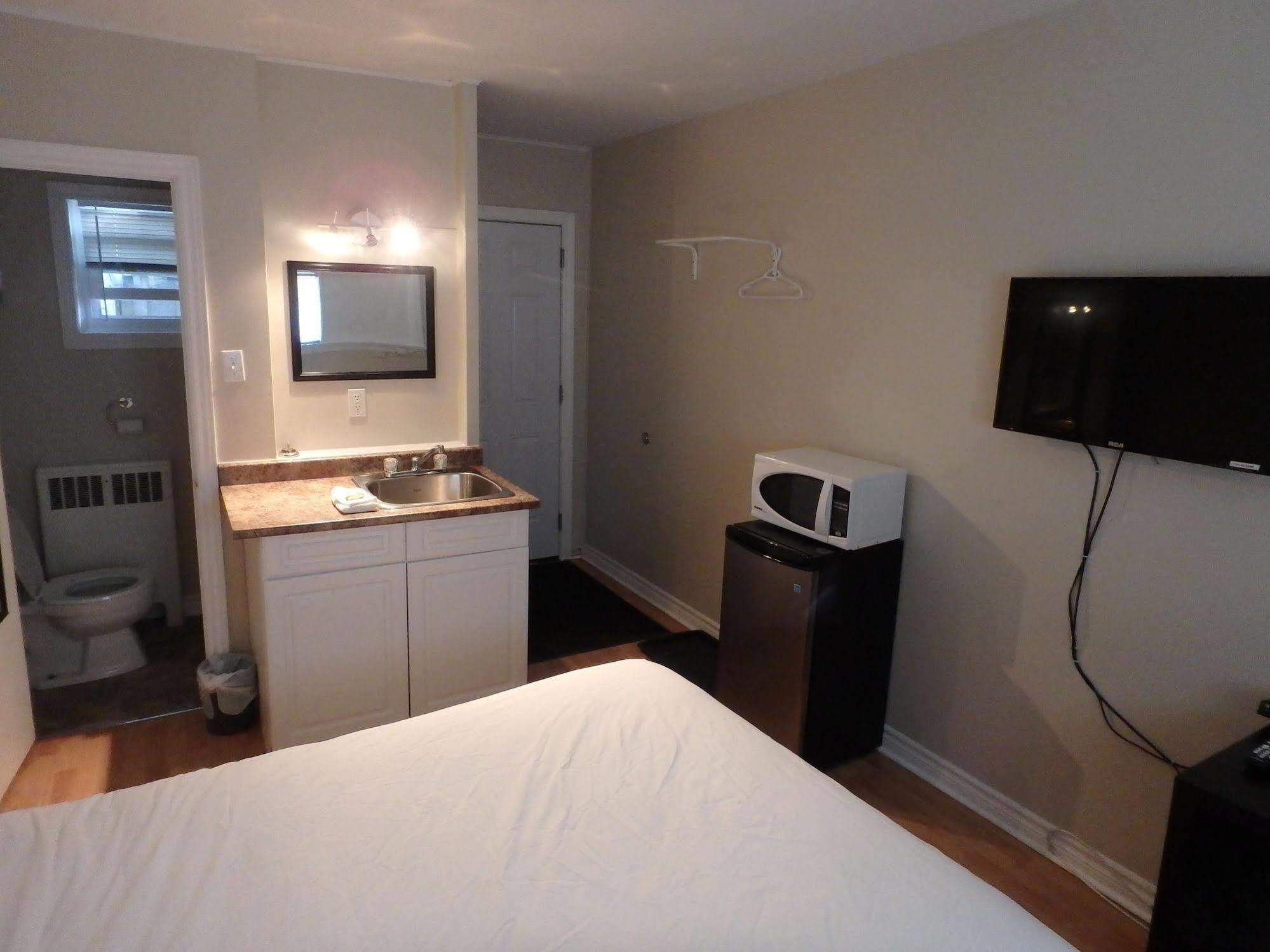 Wheel Inn Motel New Liskeard Экстерьер фото
