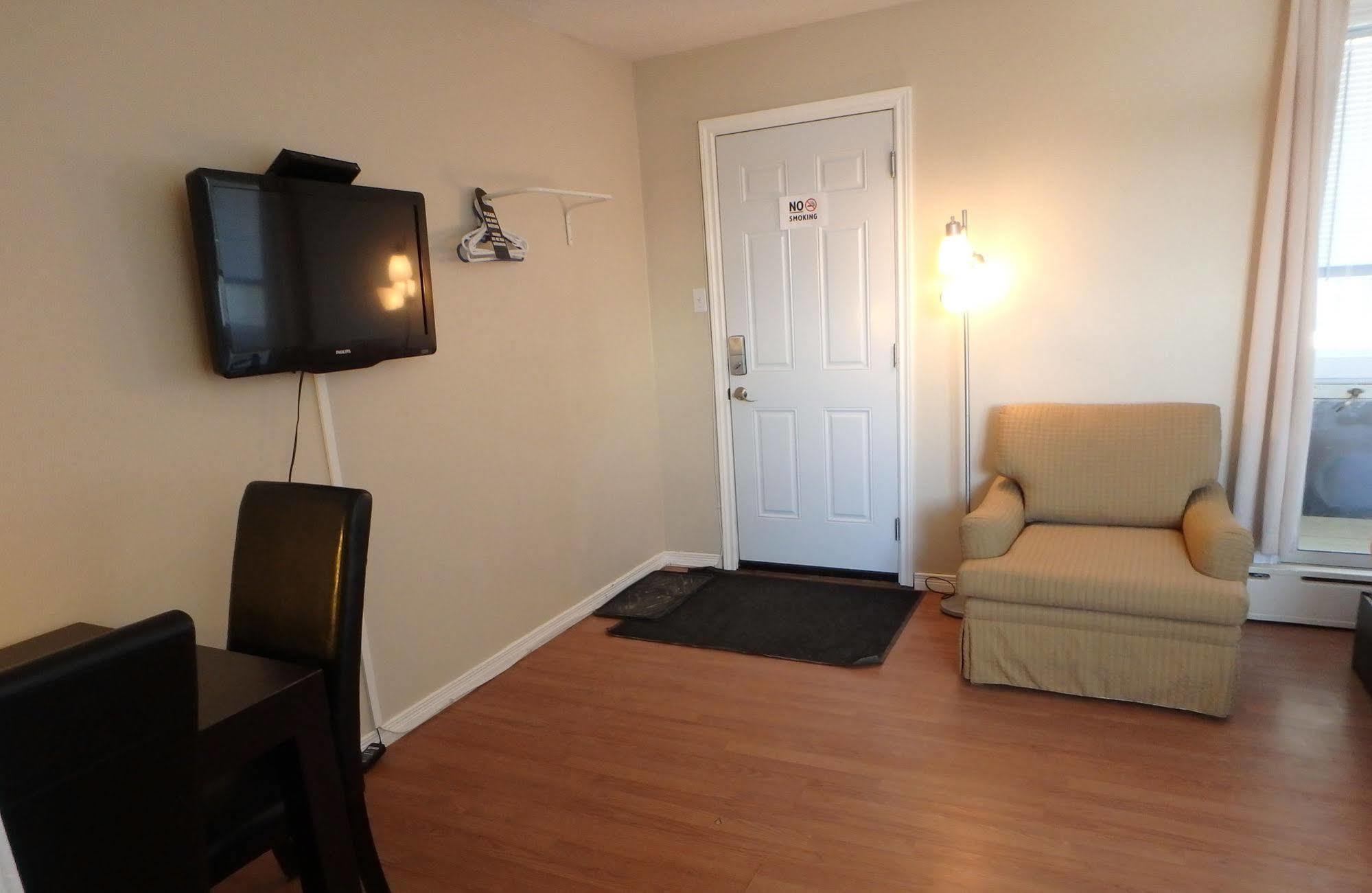 Wheel Inn Motel New Liskeard Экстерьер фото