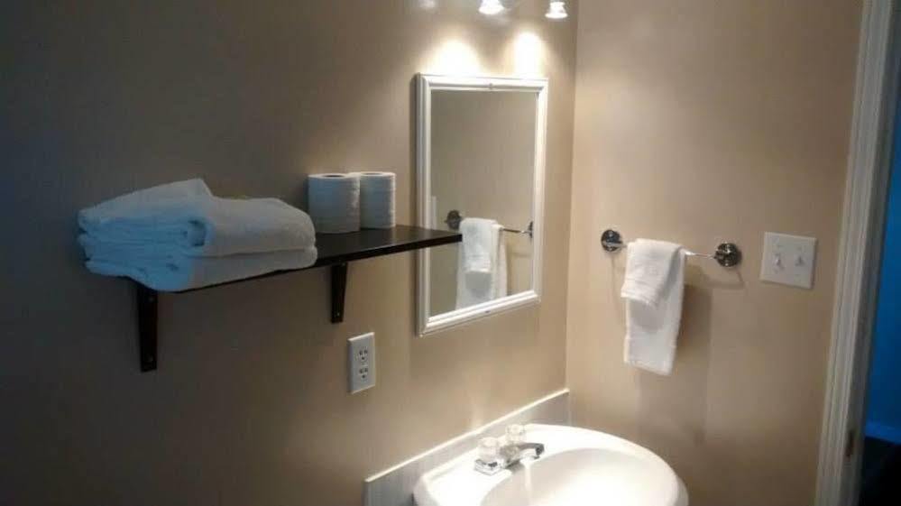 Wheel Inn Motel New Liskeard Экстерьер фото