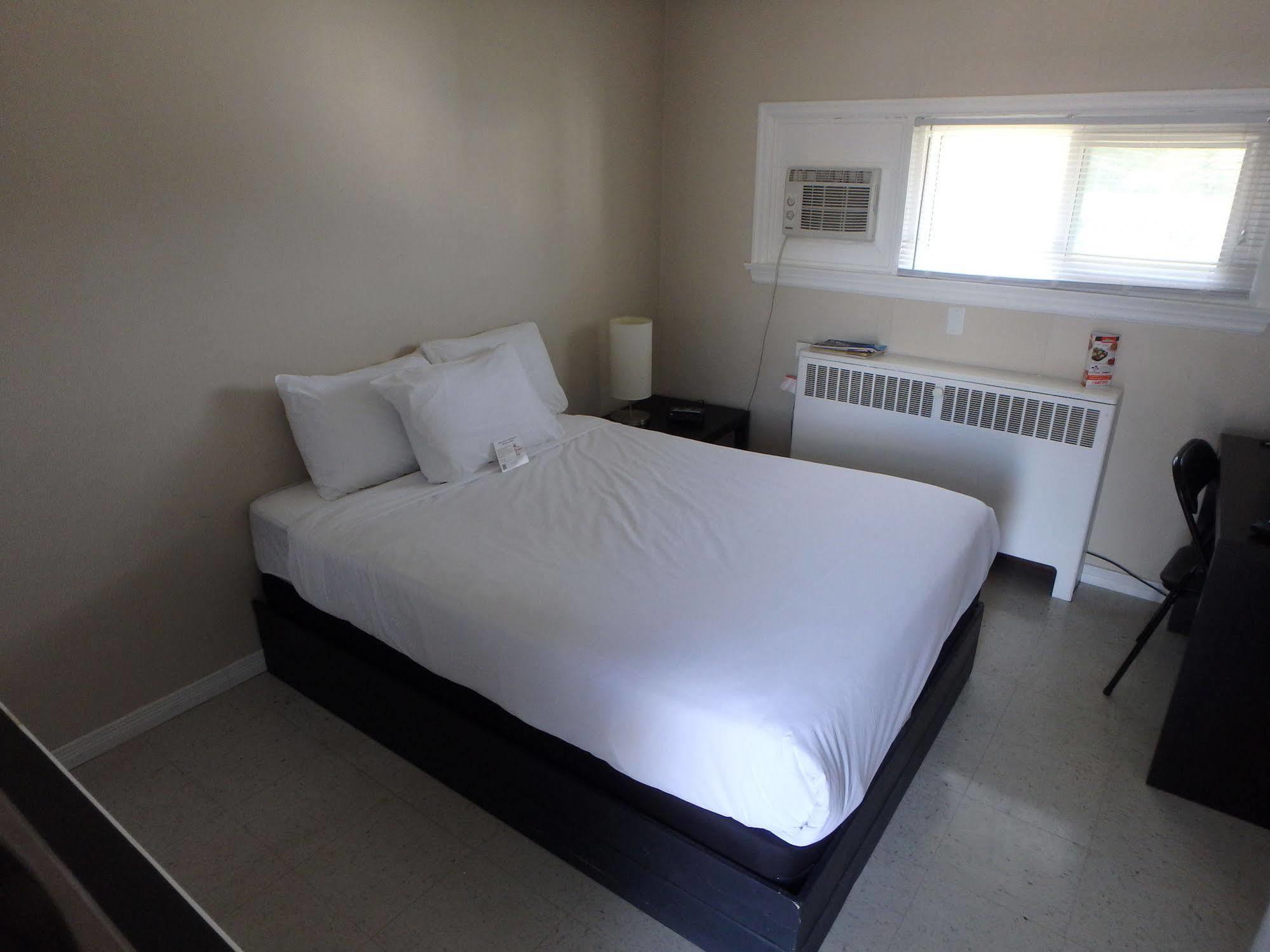 Wheel Inn Motel New Liskeard Экстерьер фото