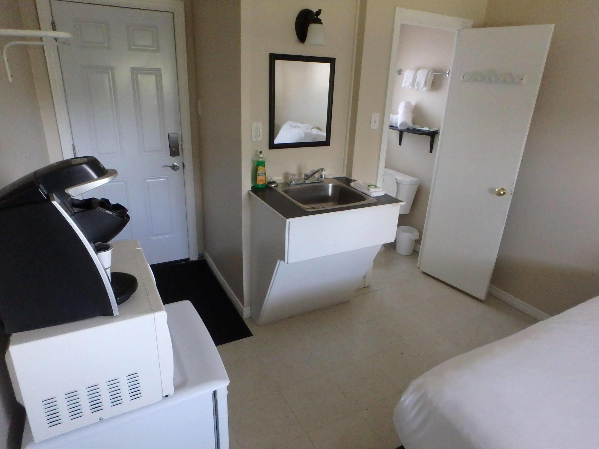 Wheel Inn Motel New Liskeard Экстерьер фото