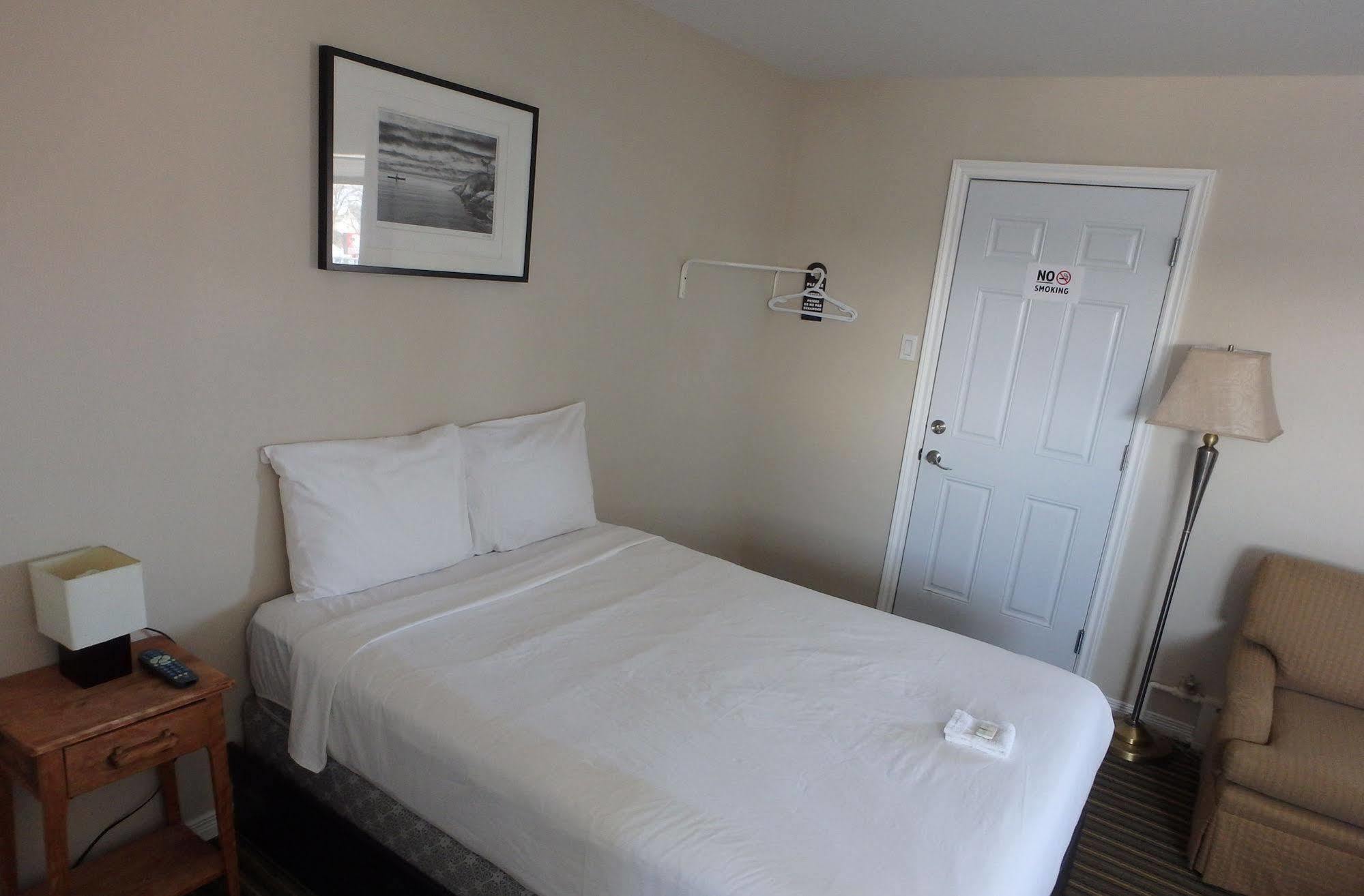 Wheel Inn Motel New Liskeard Экстерьер фото