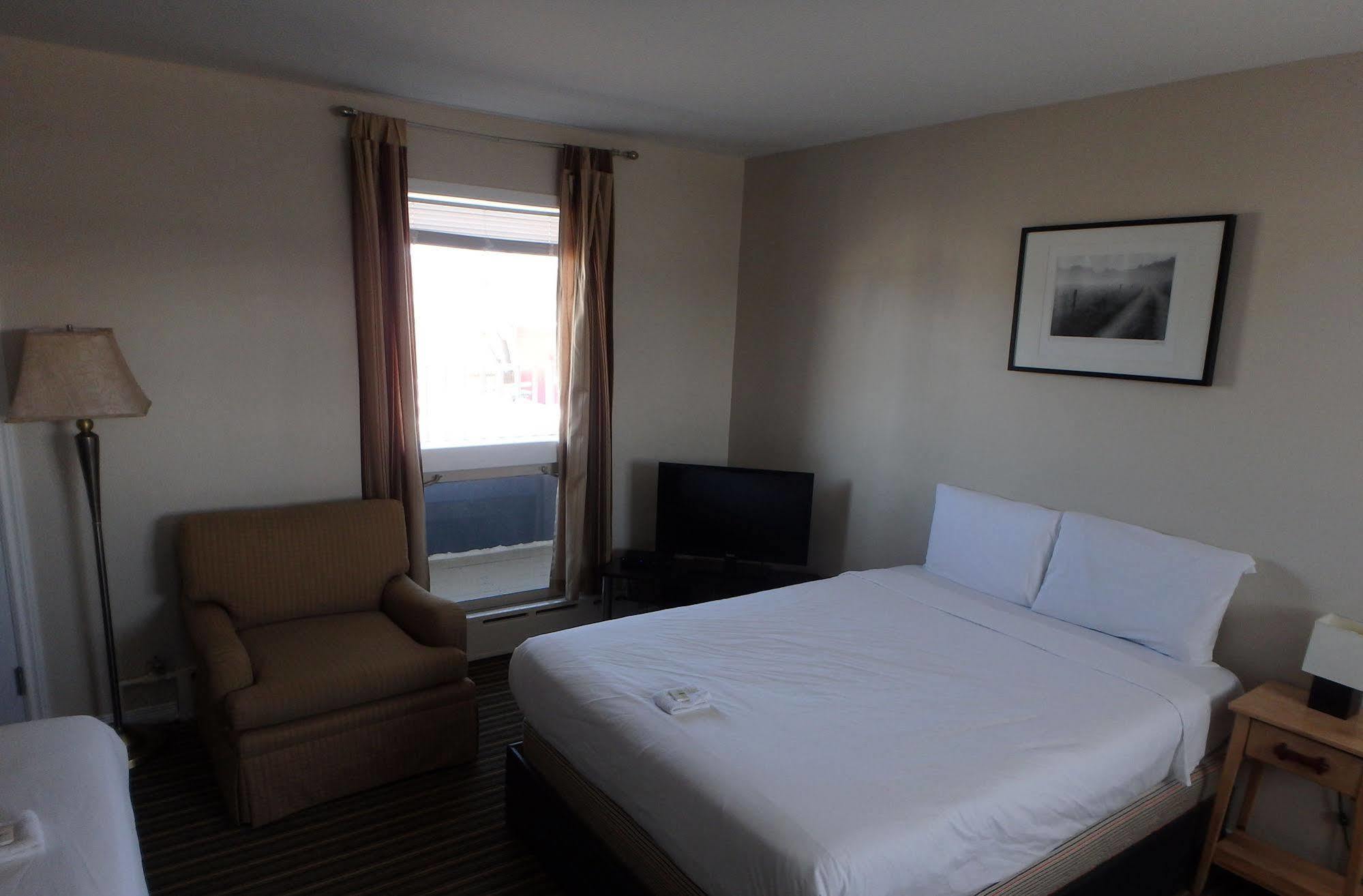 Wheel Inn Motel New Liskeard Экстерьер фото