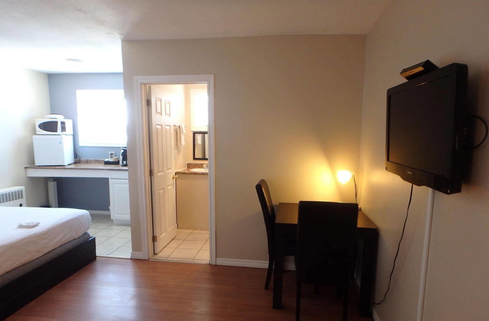 Wheel Inn Motel New Liskeard Экстерьер фото
