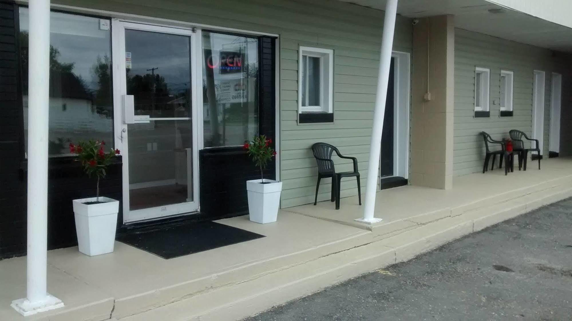 Wheel Inn Motel New Liskeard Экстерьер фото